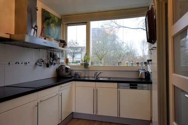 Keuken - Terrasappartement met weelderige tuin in Voorburg (3)