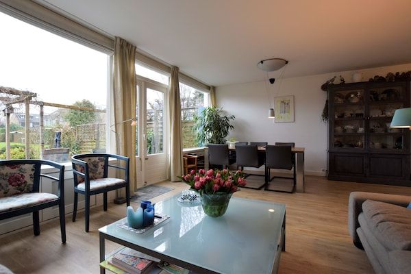 Eetkamer - Terrasappartement met weelderige tuin in Voorburg (2)
