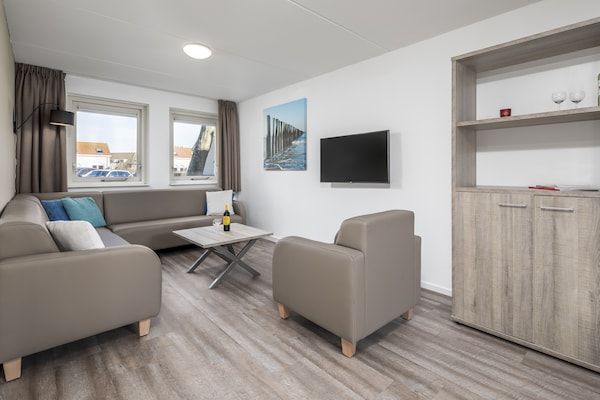 Woonkamer - Modern Bungalow in Zeeland met Tuin in Renesse (1)