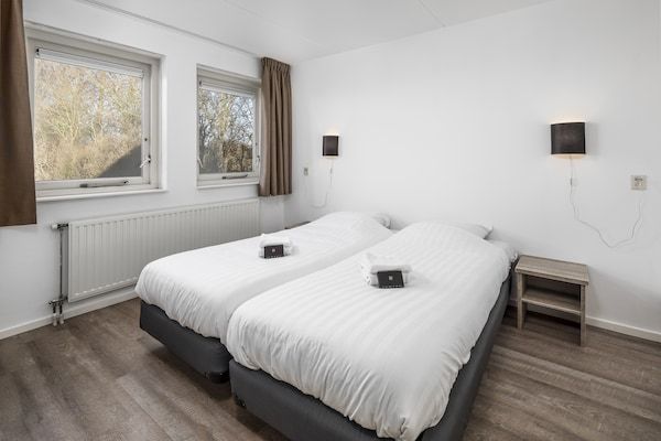 Slaapkamer - Bungalow in Zeeland bij het Strand in Renesse (4)