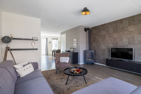 Woonkamer - Luxe appartement in Koudekerke met sauna in Koudekerke (5)