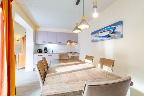 Eetkamer - Duinvilla in Kijkduin met Tuin in Den Haag (3)