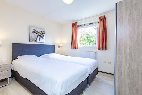 Slaapkamer - Duinvilla in Kijkduin met Tuin in Den Haag (4)