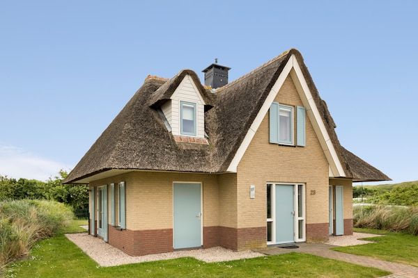Buitenkant - Villa bij het strand met tuin en terras in Julianadorp (5)