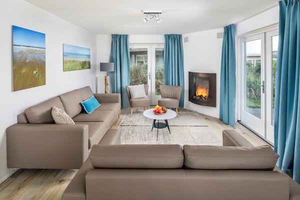 Woonkamer - Villa bij het strand met tuin en terras in Julianadorp (1)