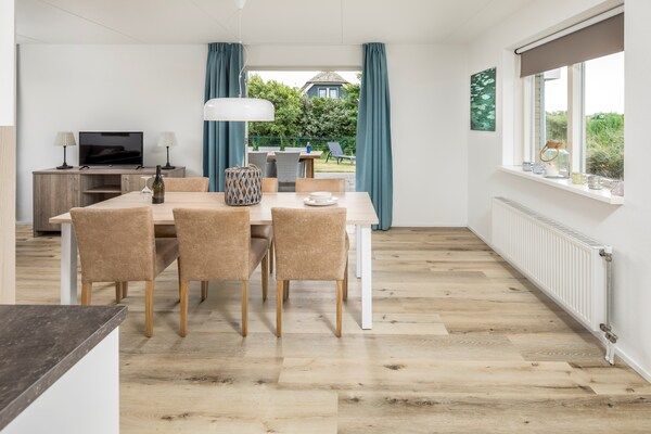Eetkamer - Villa bij het strand met tuin en terras in Julianadorp (2)
