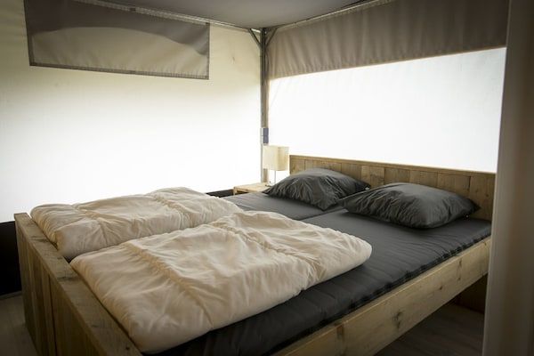 Slaapkamer - Tentlodge bij Loonse en Drunense Duinen in Udenhout (4)