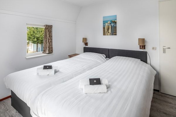 Slaapkamer - Villa in Aquadelta met eigen sauna in Bruinisse (4)