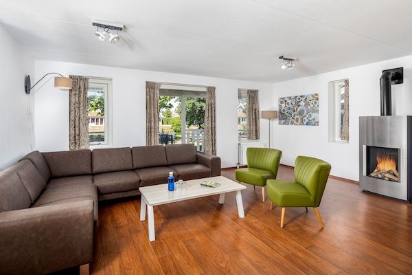 Woonkamer - Villa in Aquadelta met Sauna & Jacuzzi in Bruinisse (2)