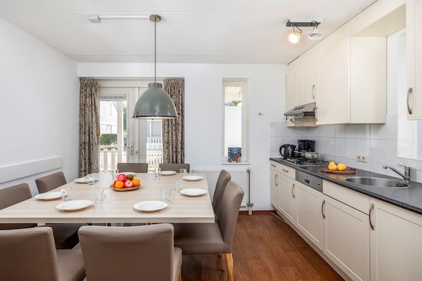 Keuken - Villa in Aquadelta met Sauna & Jacuzzi in Bruinisse (3)