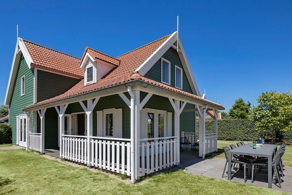 Buitenkant - Villa aan het water in Aquadelta in Bruinisse (1)
