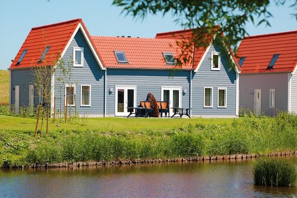 Buitenkant - Vakantiehuis in Aquadelta met Tuin in Bruinisse (1)