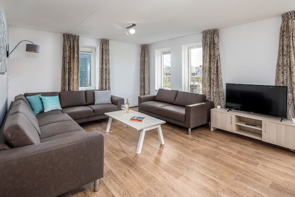 Woonkamer - Vakantiehuis in Aquadelta met Tuin in Bruinisse (2)