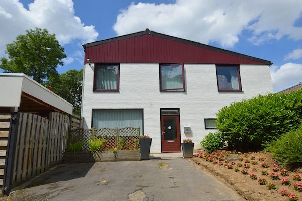 Buitenkant - Luxe woning in Limburg met bubbelbad in Walem (5)
