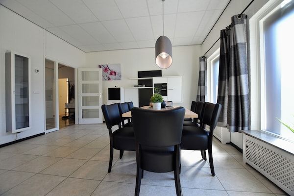 Eetkamer - Luxe woning in Limburg met bubbelbad in Walem (4)