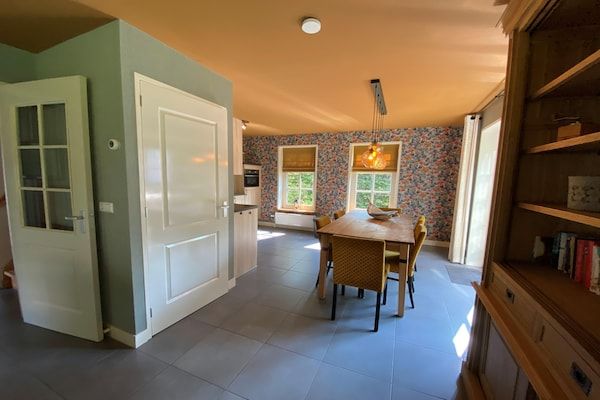 Eetkamer - Villa in Nederland met Hot Tub en Tuin in Hippolytushoef (3)