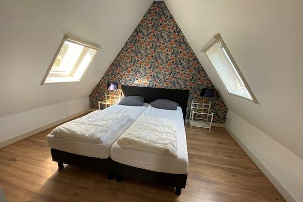 Slaapkamer - Villa in Nederland met Hot Tub en Tuin in Hippolytushoef (4)