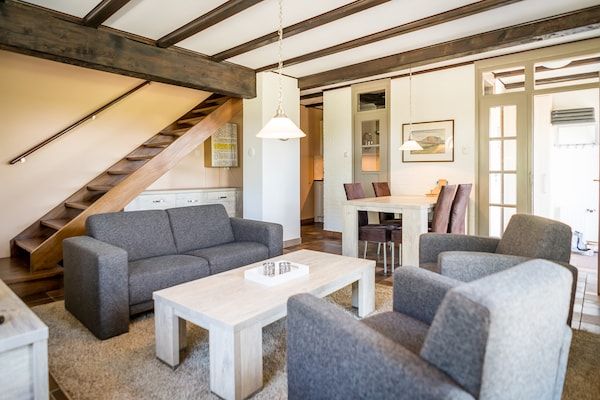 Woonkamer - Gezellige boerderijverblijf bij Seals in De Cocksdorp Texel (3)