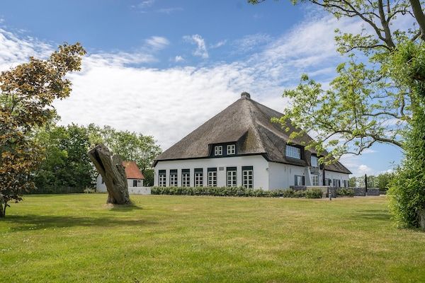 Buitenkant - Rustige boerderij met terras in De Cocksdorp Texel (1)