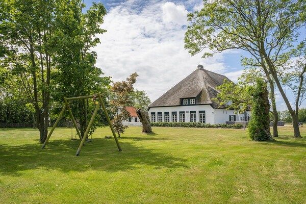 Buitenkant - Rustige boerderij met terras in De Cocksdorp Texel (2)