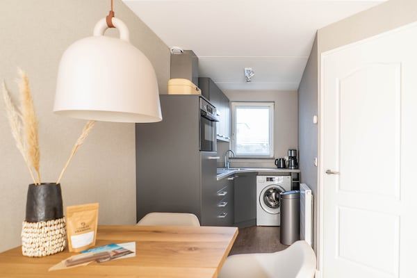 Keuken - Zonnige bungalow in hartje Texel in De Cocksdorp Texel (5)