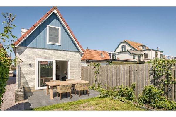 Terras - Zonnige bungalow in hartje Texel in De Cocksdorp Texel (1)