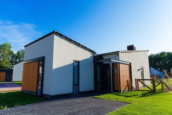 Buitenkant - Bungalow in Limburg met Subtropisch Zwembad in Roggel (1)