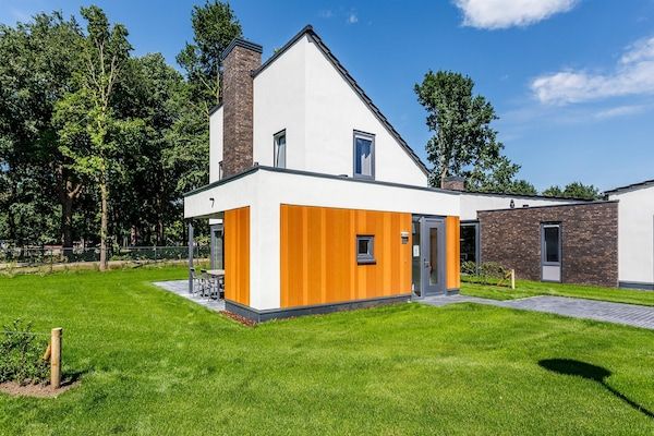 Buitenkant - Bungalow in Limburg met Subtropisch Zwembad in Roggel (1)