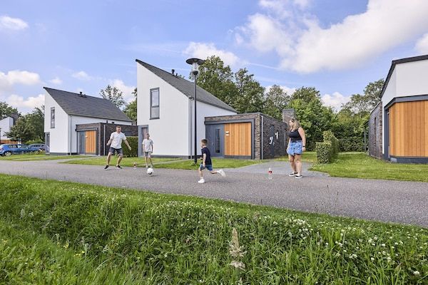 Buitenkant - Bungalow in Limburg met eigen wellness in Roggel (1)
