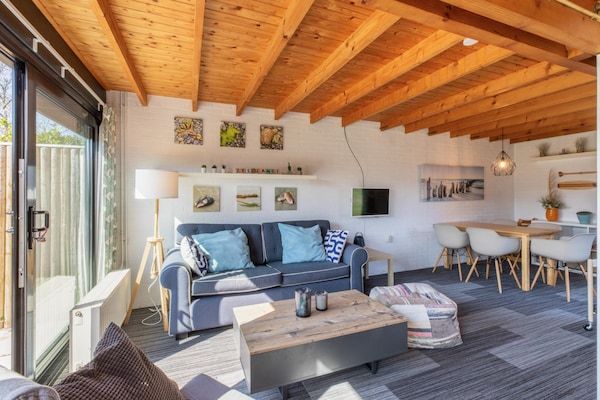 Woonkamer - Vakantiehuis bij Strand met Zwembad in Burgh-Haamstede (2)