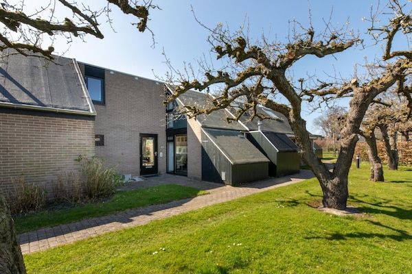 Buitenkant - Vakantiehuis bij Strand met Zwembad in Burgh-Haamstede (1)