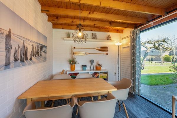 Eetkamer - Vakantiehuis bij Strand met Zwembad in Burgh-Haamstede (3)