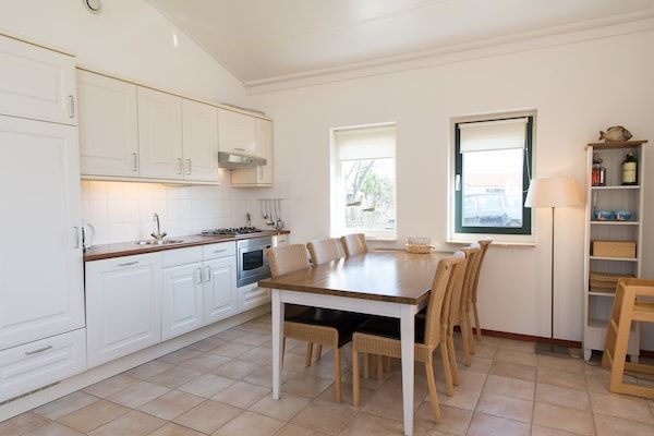 Keuken - Ruime gerenoveerde gelijkvloerse bungalow in Hollum (3)