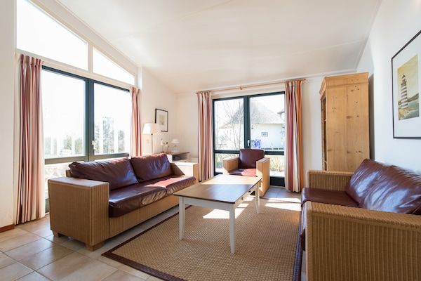 Woonkamer - Ruime gerenoveerde gelijkvloerse bungalow in Hollum (2)