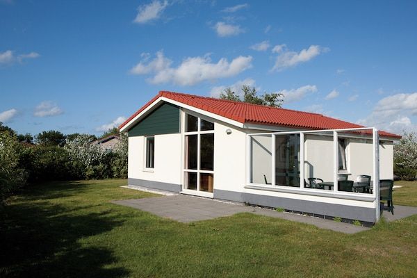 Buitenkant - Ruime gerenoveerde gelijkvloerse bungalow in Hollum (1)