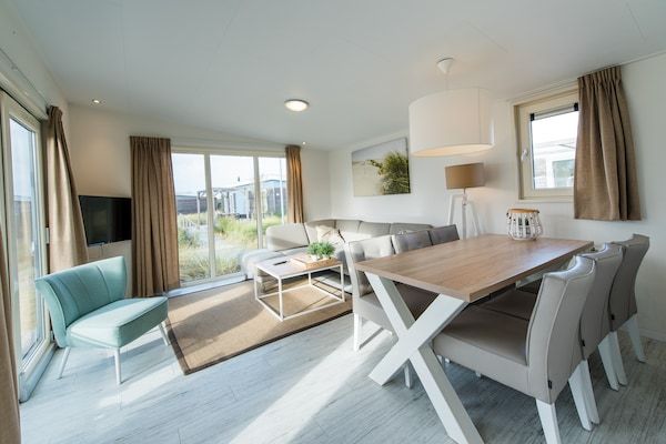 Eetkamer - Chique chalet vlakbij het strand in Hollum (2)