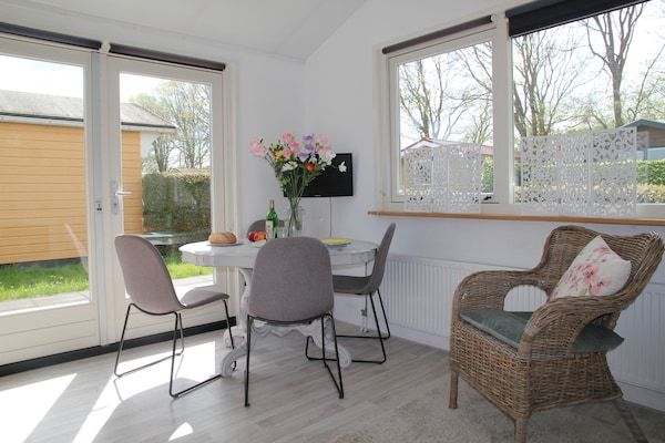 Eetkamer - Huisdiervriendelijke bungalow in Warmenhuizen (3)