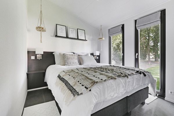 Slaapkamer - Bos Lodge met heerlijke tuin in Markelo (1)