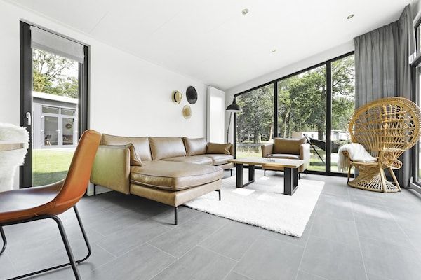 Woonkamer - Bos Lodge met heerlijke tuin in Markelo (2)
