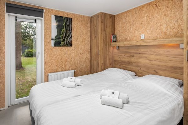 Slaapkamer - Gezellig chalet met gedeeld zwembad in Borger (5)