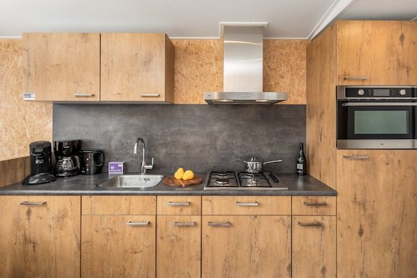 Keuken - Gezellig chalet met gedeeld zwembad in Borger (4)