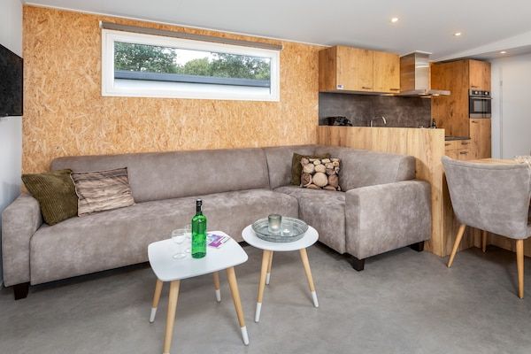 Woonkamer - Gezellig chalet met gedeeld zwembad in Borger (2)