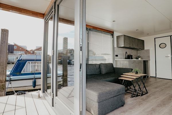 Woonkamer - Havenlodge met uitzicht Uitgeestermeer in Uitgeest (2)