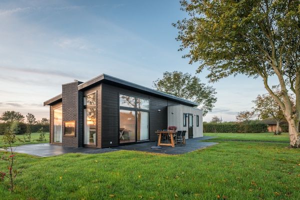 Buitenkant - Bungalow in Ouddorp met Uitzicht op Natuur in Herkingen (1)