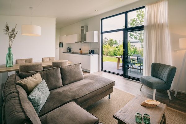 Woonkamer - Bungalow in Ouddorp met Uitzicht op Natuur in Herkingen (3)