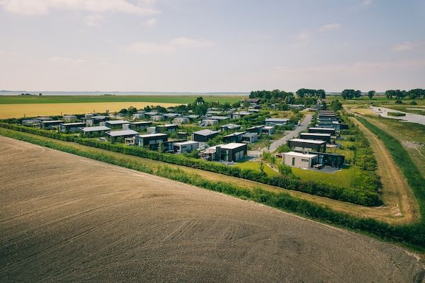 Buitenkant - Bungalow in Ouddorp met Uitzicht op Natuur in Herkingen (2)