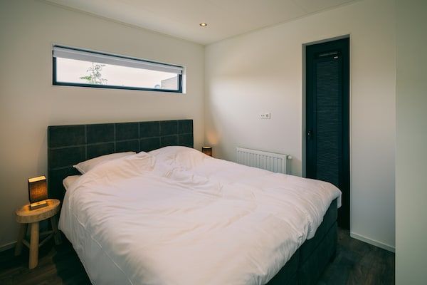 Slaapkamer - Bungalow in Ouddorp bij Natuurgebied in Herkingen (4)