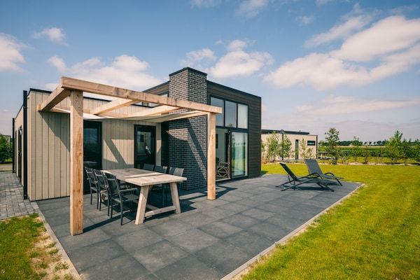 Buitenkant - Bungalow in Ouddorp bij Natuurgebied in Herkingen (1)
