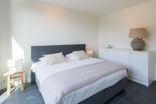 Slaapkamer - Villa aan het Veerse Meer met Uitzicht in Arnemuiden (3)
