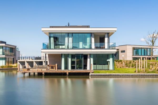 Buitenkant - Villa aan het Veerse Meer met Uitzicht in Arnemuiden (1)